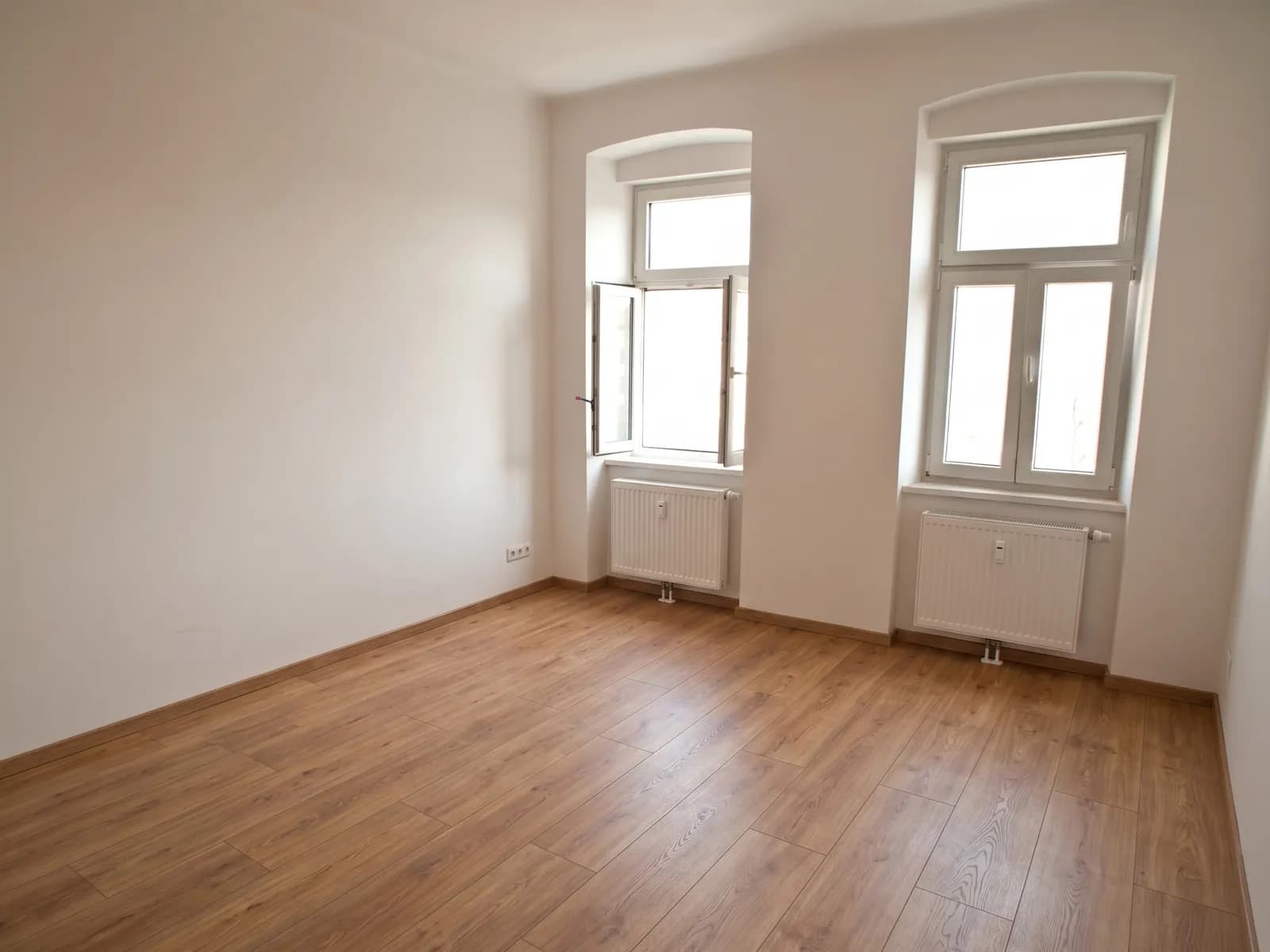 Sanierter Altbau-Wohnraum mit neuem Holzboden