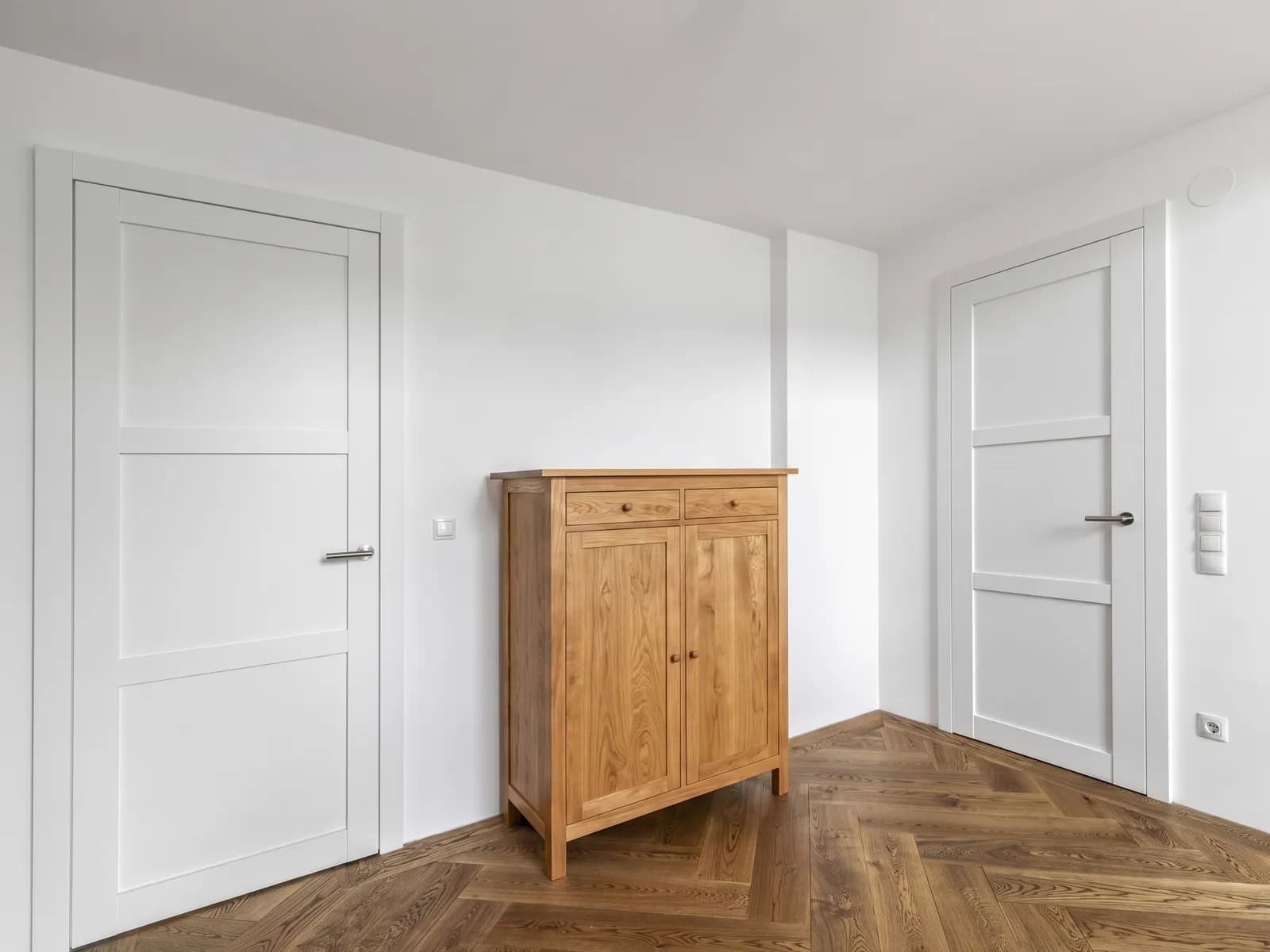 Neuer Holzboden mit lackierten Türen und frischen Wänden