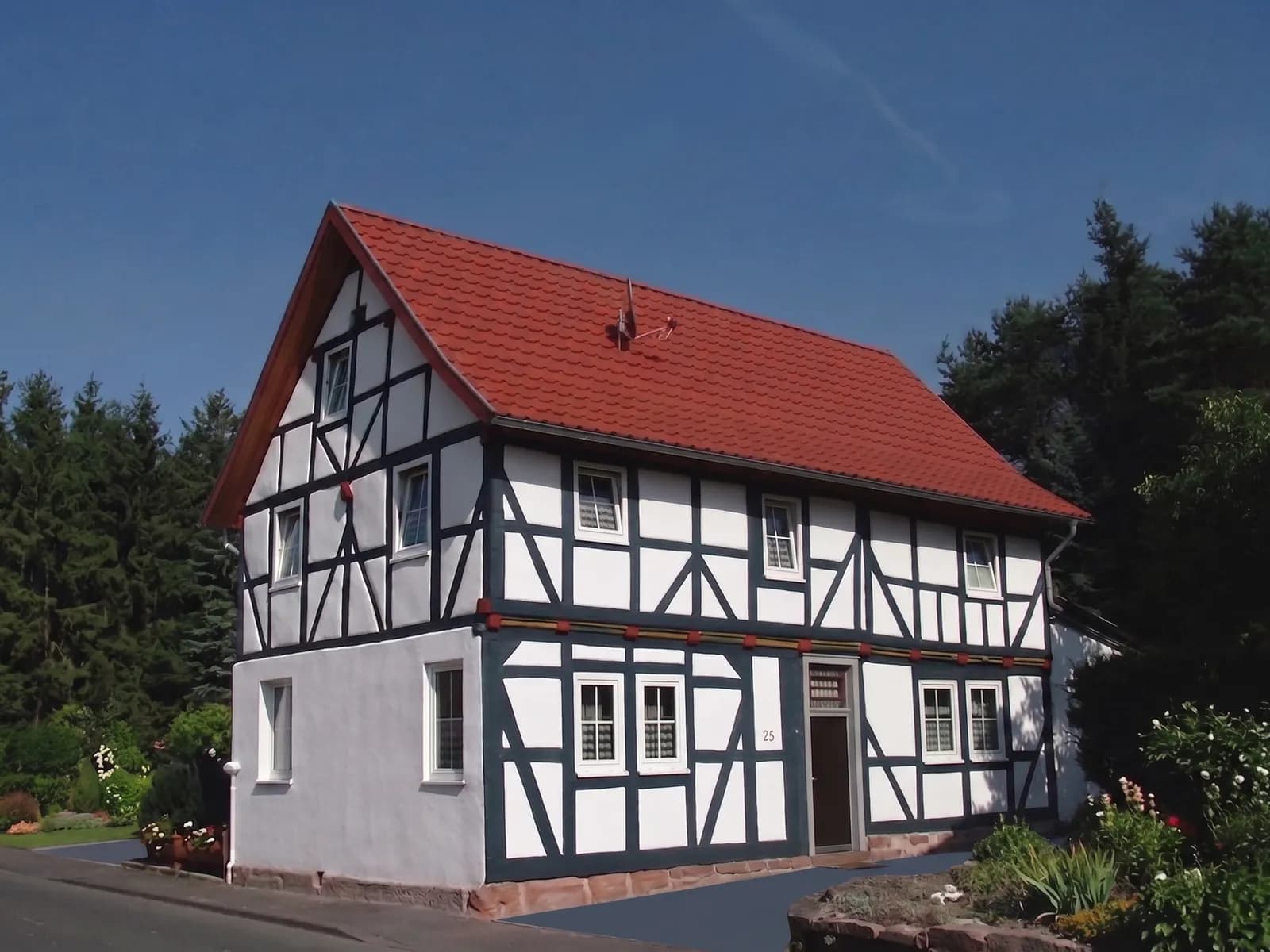 Restaurierte Fachwerk-Fassade mit frischem Anstrich