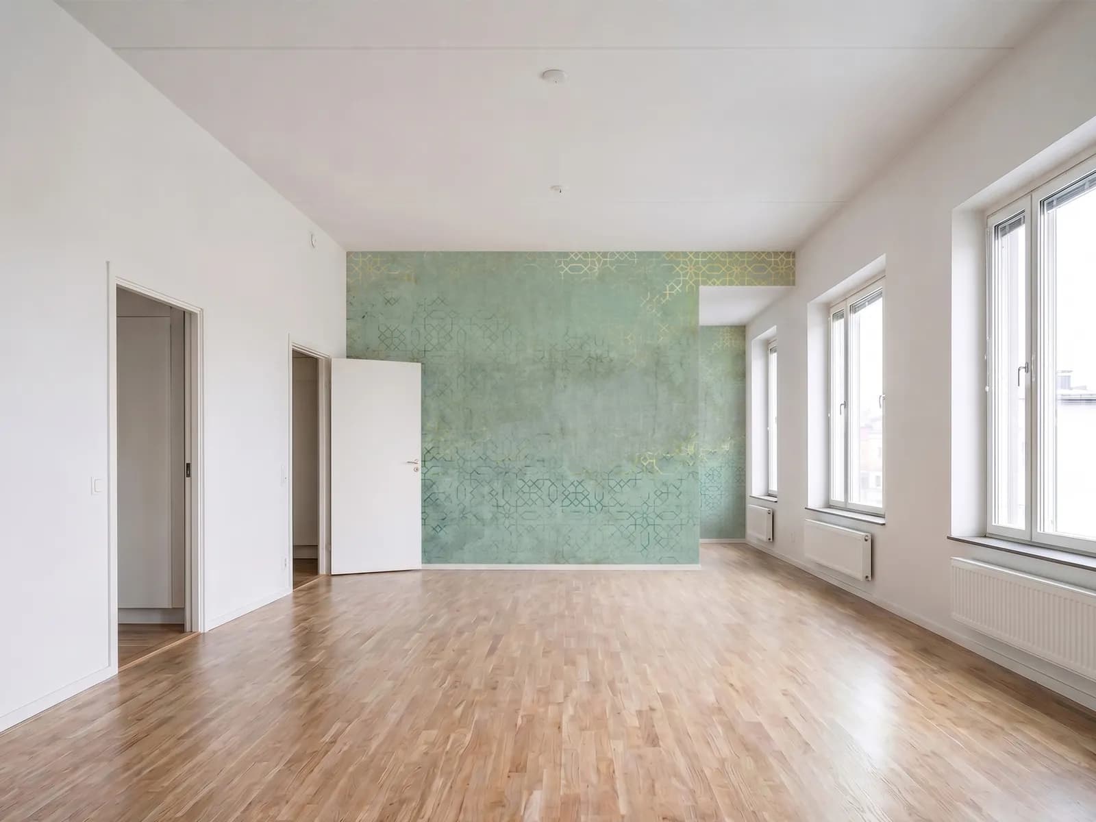 Frisch tapezierter heller Wohnraum